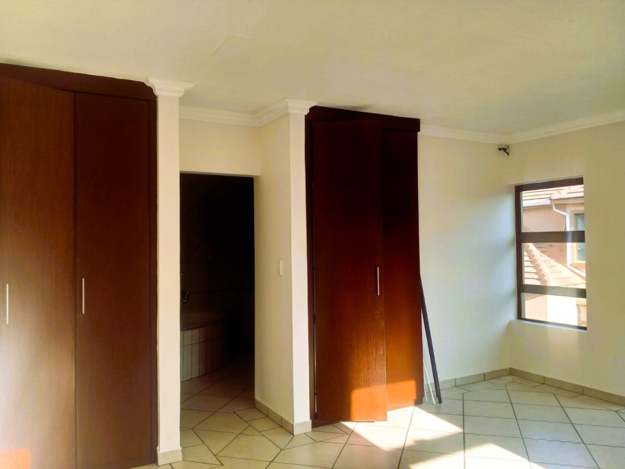 6 Bedroom Property for Sale in Kosmosdal Gauteng
