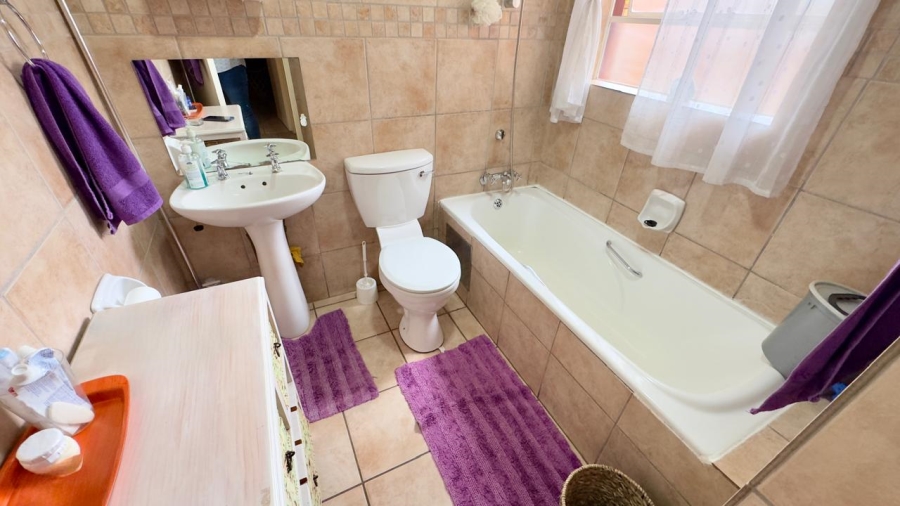 3 Bedroom Property for Sale in Amberfield Crest Estate Gauteng