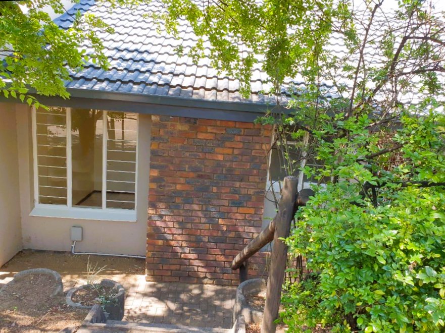 To Let 2 Bedroom Property for Rent in Sonneglans Gauteng