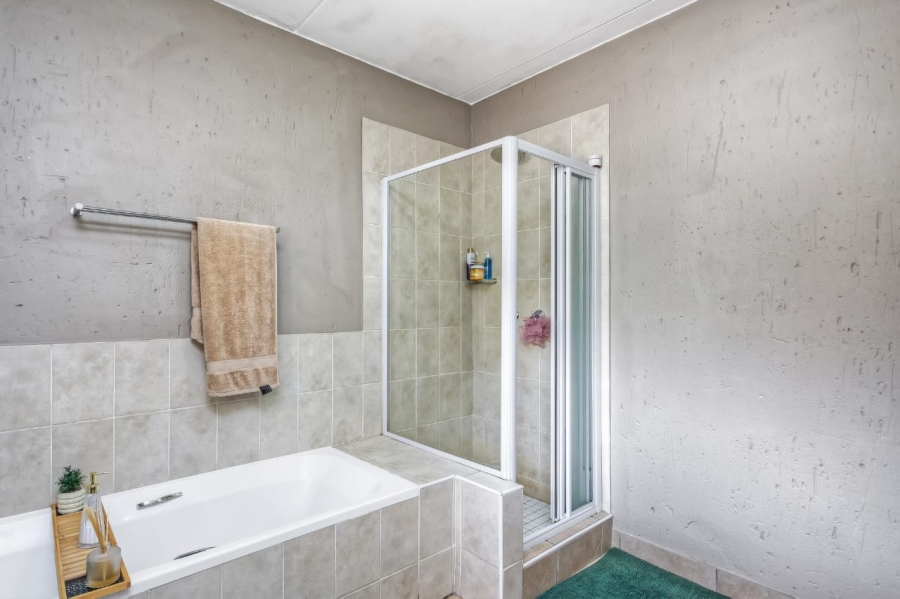 1 Bedroom Property for Sale in Douglasdale Gauteng