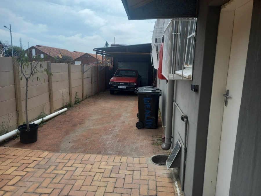  Bedroom Property for Sale in New Redruth Gauteng