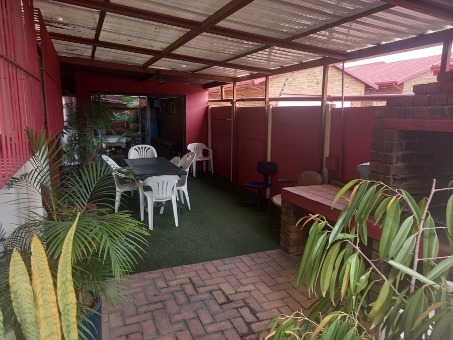  Bedroom Property for Sale in New Redruth Gauteng