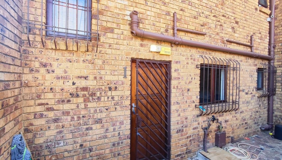2 Bedroom Property for Sale in Klopperpark Gauteng