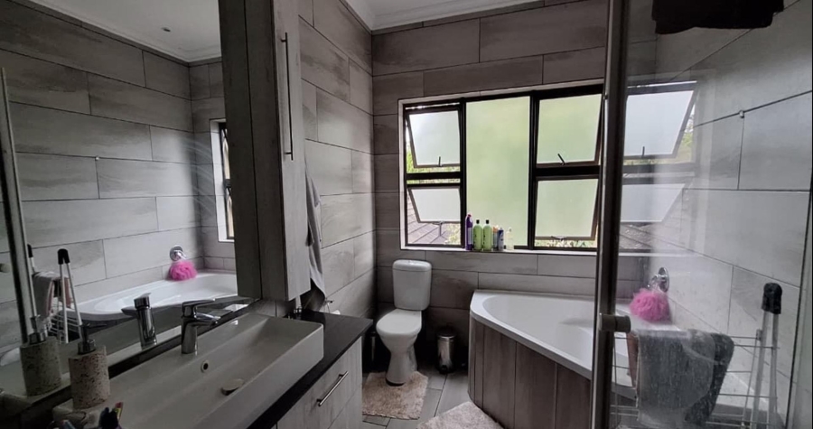 4 Bedroom Property for Sale in Glen Marais Gauteng