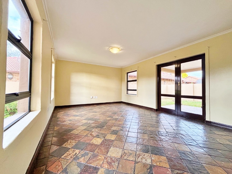 5 Bedroom Property for Sale in Amberfield Crest Estate Gauteng