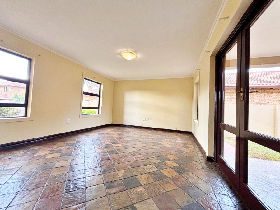 5 Bedroom Property for Sale in Amberfield Crest Estate Gauteng