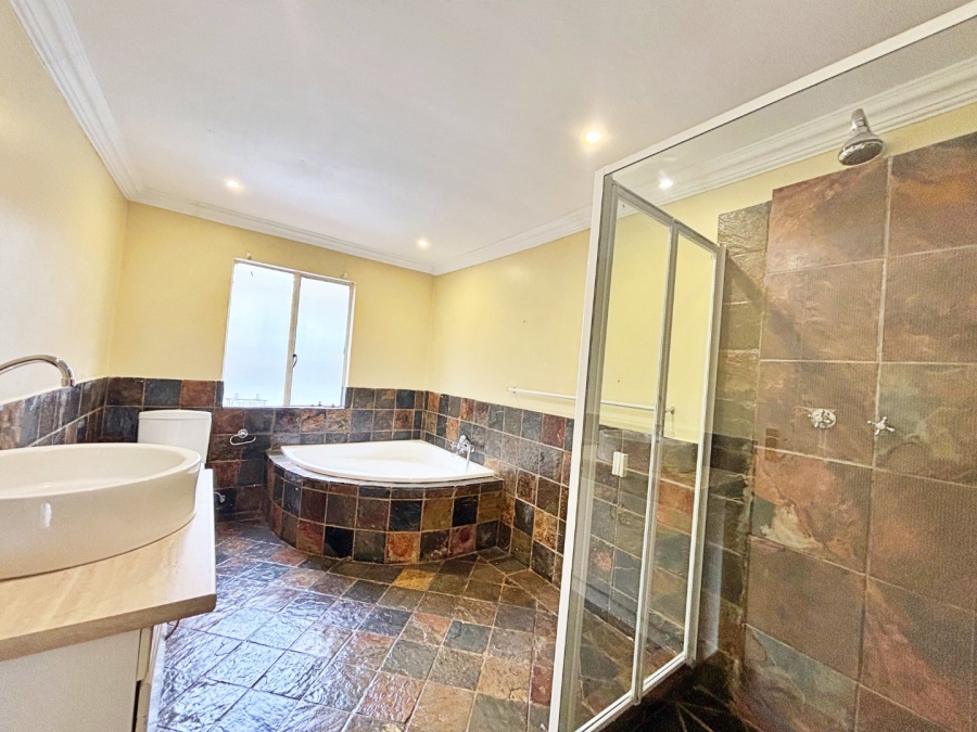 5 Bedroom Property for Sale in Amberfield Crest Estate Gauteng