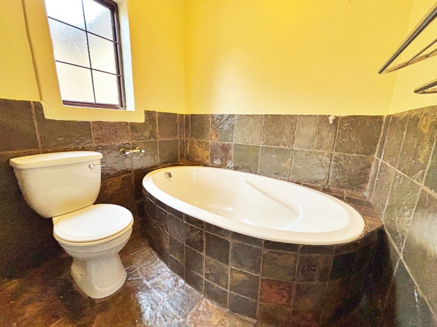 5 Bedroom Property for Sale in Amberfield Crest Estate Gauteng