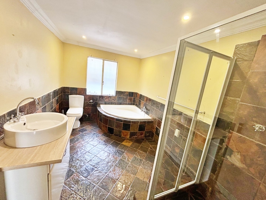5 Bedroom Property for Sale in Amberfield Crest Estate Gauteng