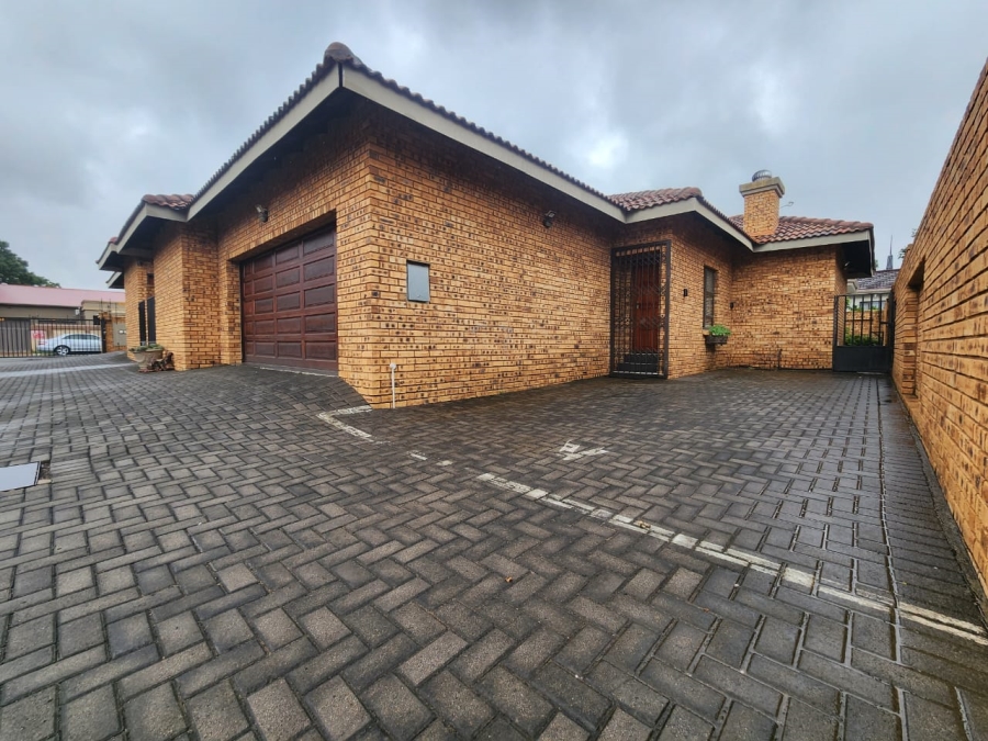 To Let 4 Bedroom Property for Rent in New Redruth Gauteng