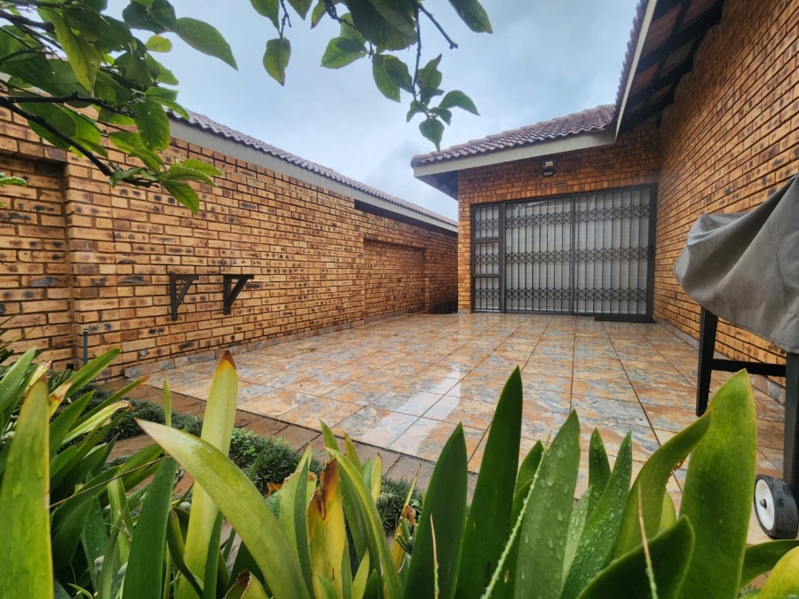 To Let 4 Bedroom Property for Rent in New Redruth Gauteng