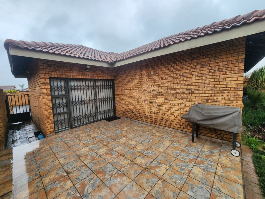 To Let 4 Bedroom Property for Rent in New Redruth Gauteng