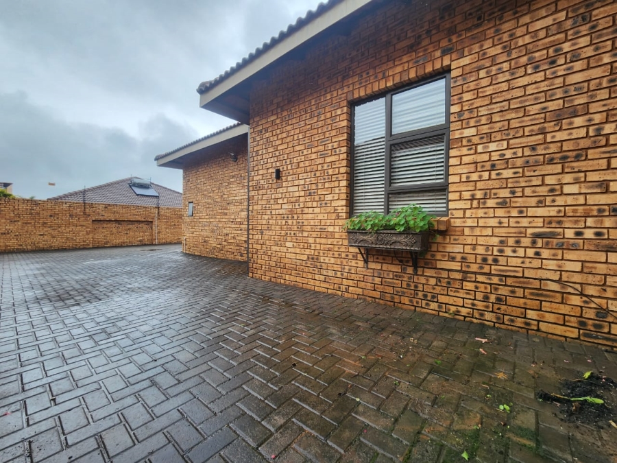 To Let 4 Bedroom Property for Rent in New Redruth Gauteng