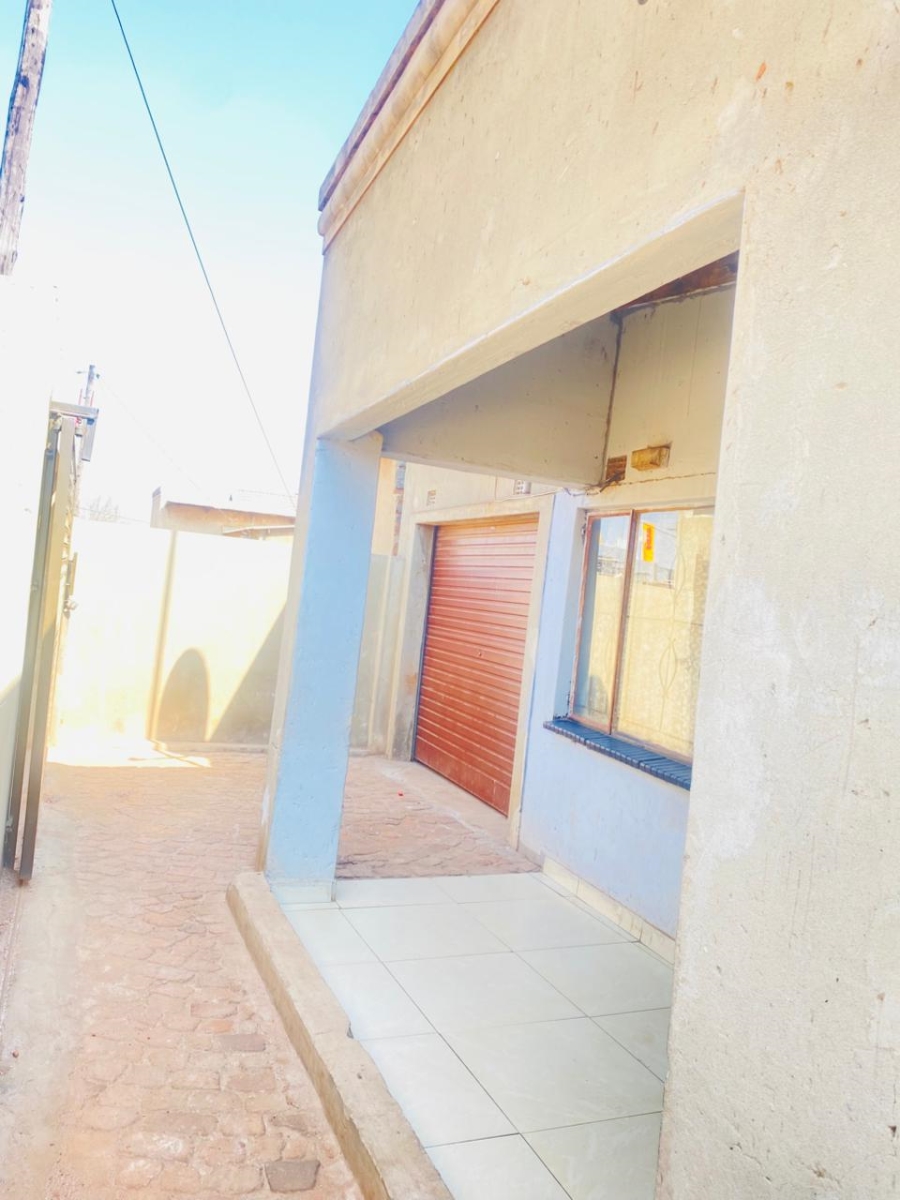 4 Bedroom Property for Sale in Zonkezizwe Gauteng