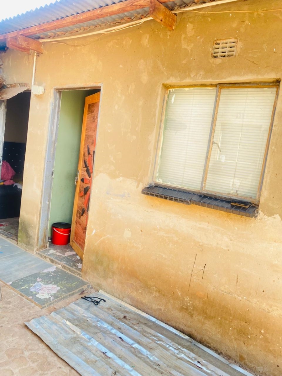 4 Bedroom Property for Sale in Zonkezizwe Gauteng