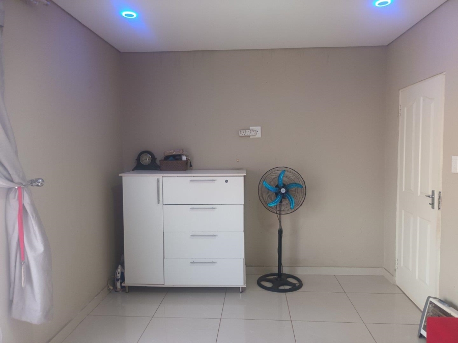 2 Bedroom Property for Sale in Zonkezizwe Gauteng