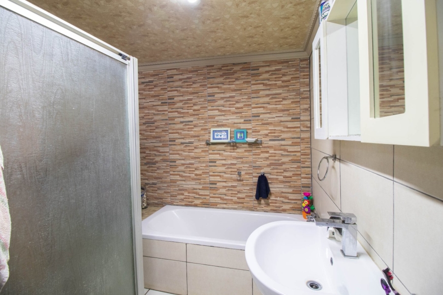 3 Bedroom Property for Sale in Bonaero Park Gauteng