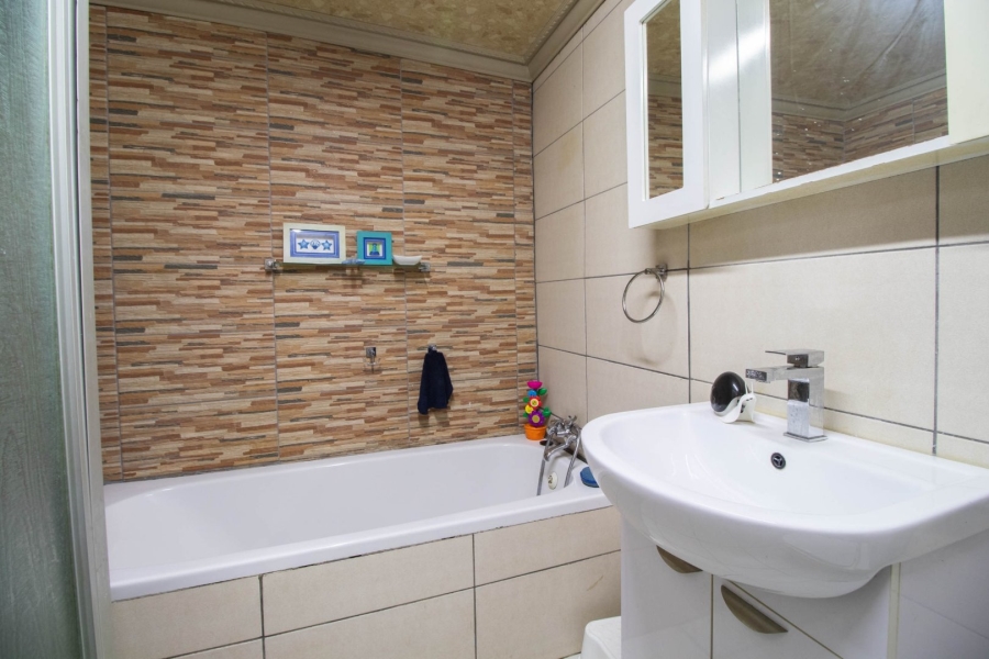 3 Bedroom Property for Sale in Bonaero Park Gauteng