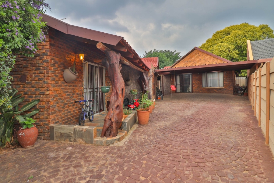 3 Bedroom Property for Sale in Bonaero Park Gauteng