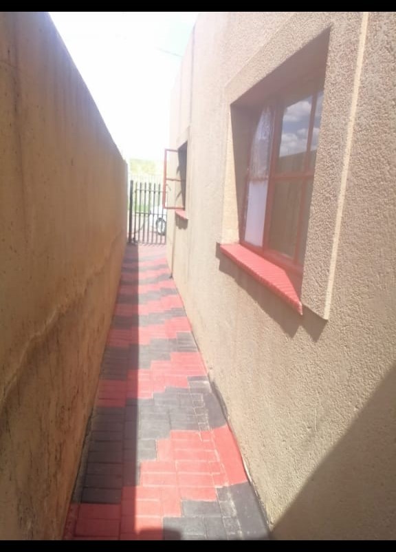 2 Bedroom Property for Sale in Zola Gauteng