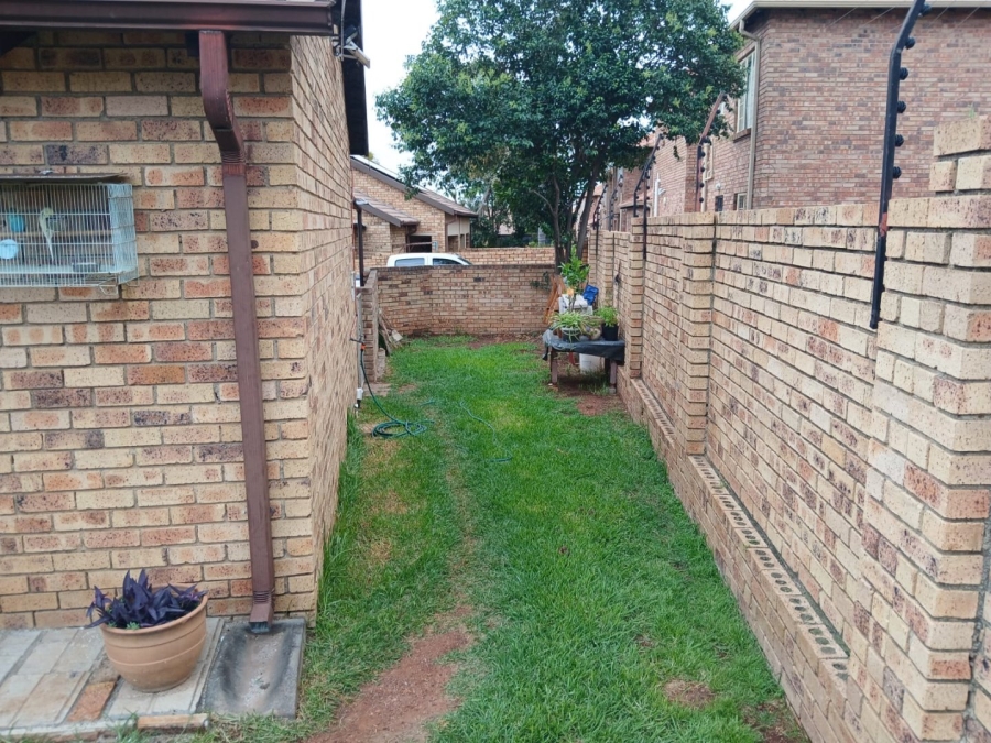 To Let  Bedroom Property for Rent in Rooihuiskraal North Gauteng