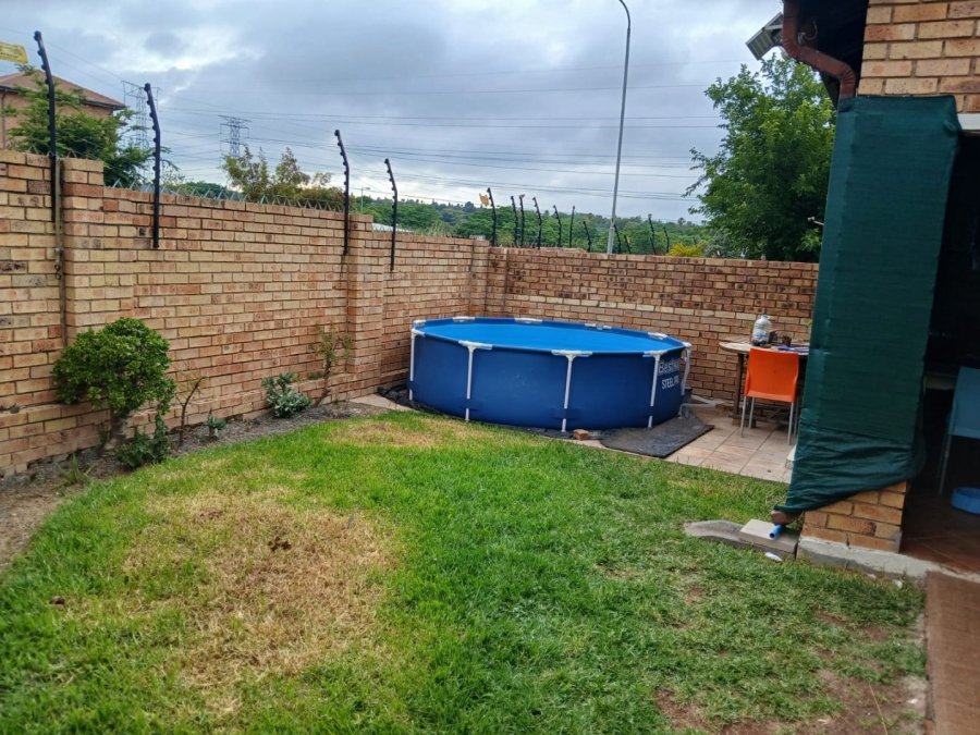 To Let  Bedroom Property for Rent in Rooihuiskraal North Gauteng