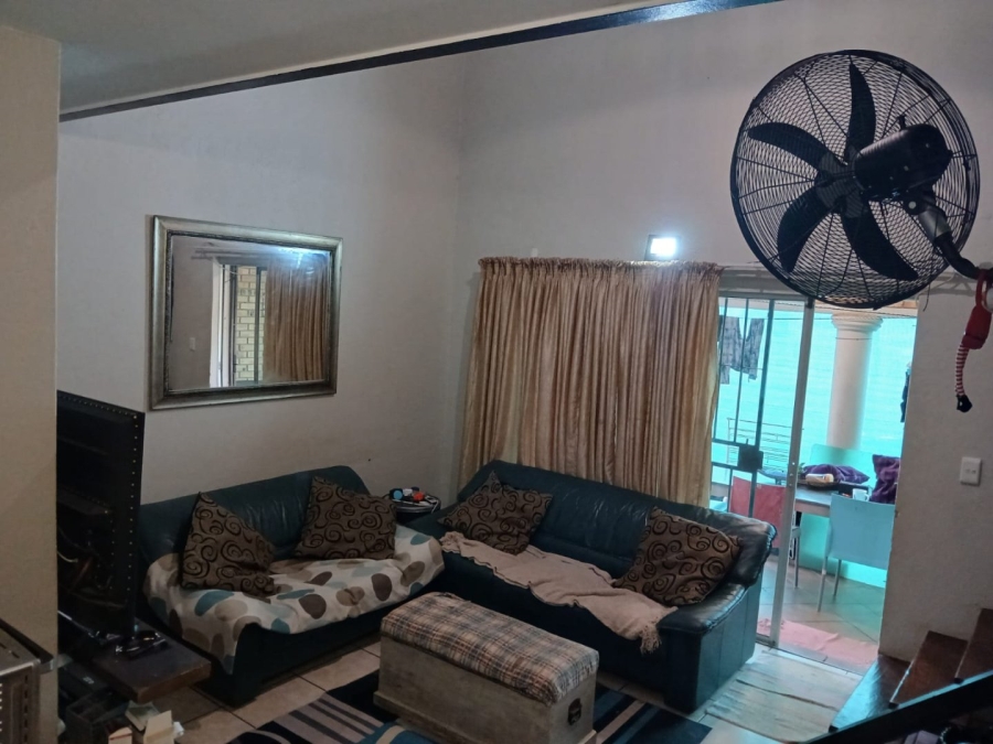 To Let  Bedroom Property for Rent in Rooihuiskraal North Gauteng