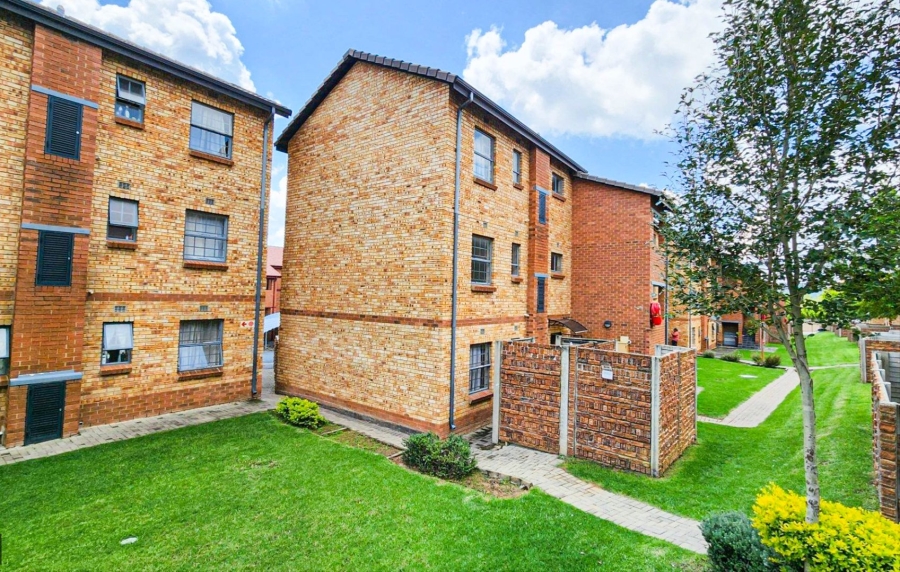 To Let 2 Bedroom Property for Rent in Erand Gardens Gauteng