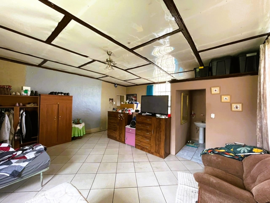 5 Bedroom Property for Sale in Klippoortje A H Gauteng