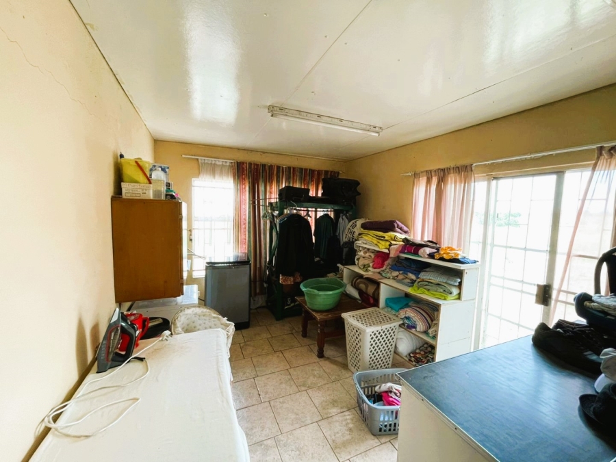 5 Bedroom Property for Sale in Klippoortje A H Gauteng