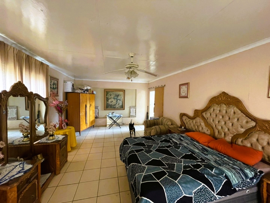 5 Bedroom Property for Sale in Klippoortje A H Gauteng