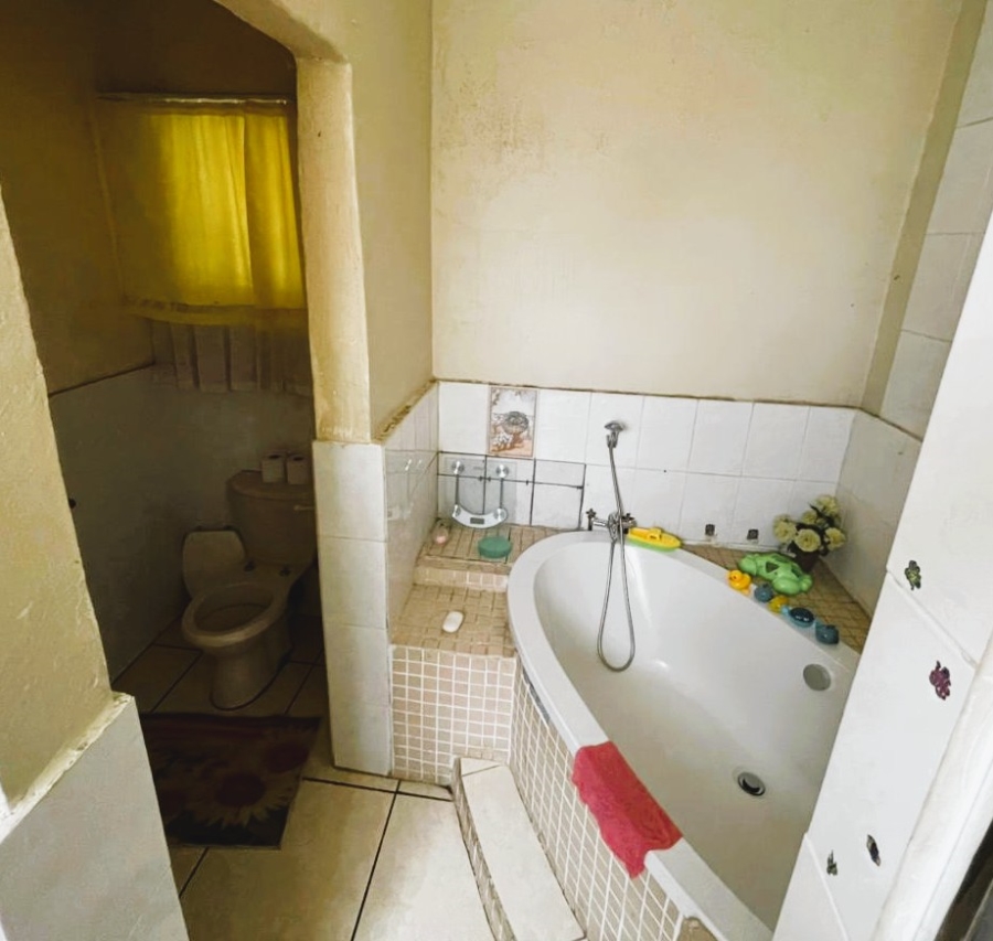 5 Bedroom Property for Sale in Klippoortje A H Gauteng