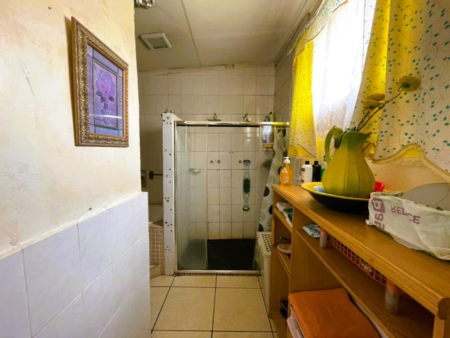 5 Bedroom Property for Sale in Klippoortje A H Gauteng