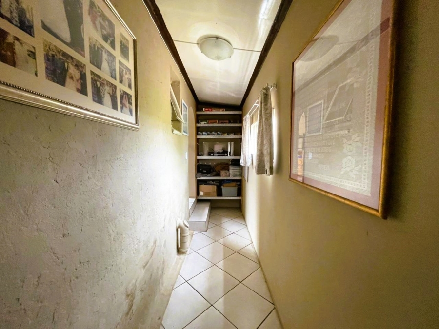 5 Bedroom Property for Sale in Klippoortje A H Gauteng