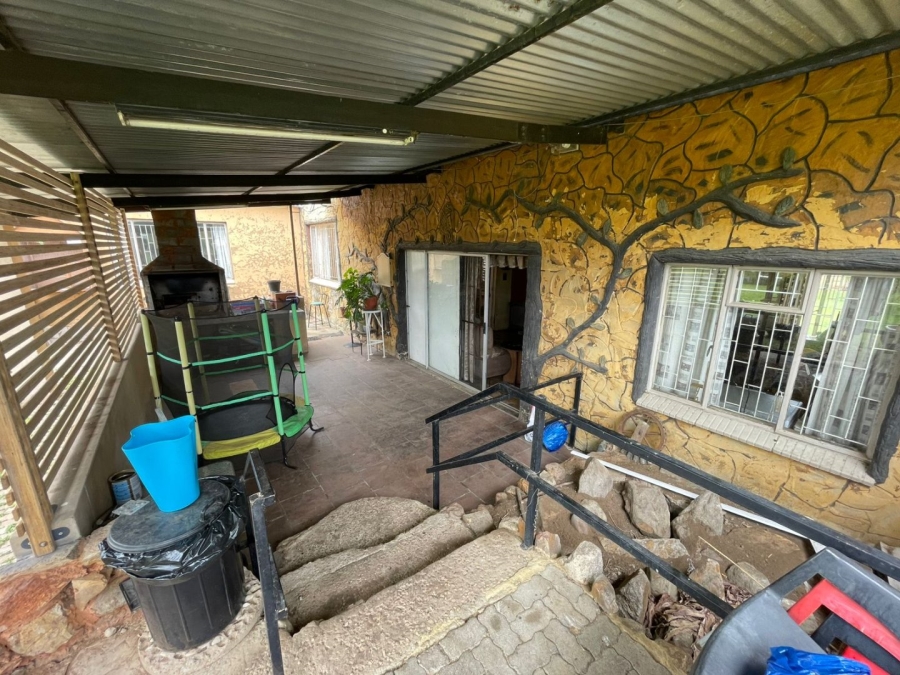 5 Bedroom Property for Sale in Klippoortje A H Gauteng