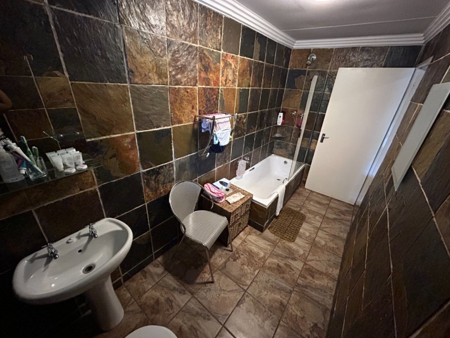 6 Bedroom Property for Sale in Olivedale Gauteng