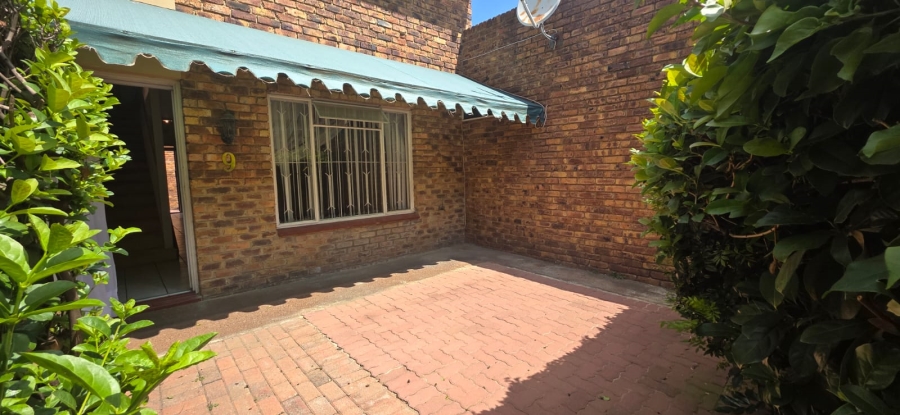 2 Bedroom Property for Sale in Dayanglen Gauteng