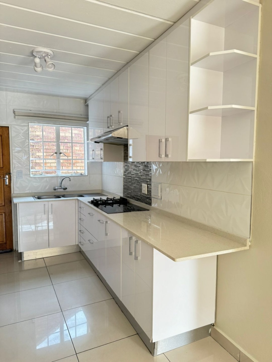 To Let 2 Bedroom Property for Rent in Noordwyk Gauteng