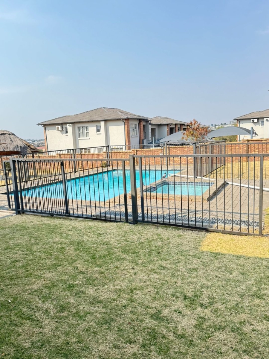 To Let 2 Bedroom Property for Rent in Noordwyk Gauteng