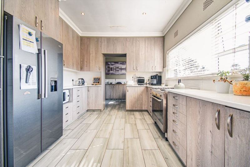 6 Bedroom Property for Sale in Aston Manor Gauteng