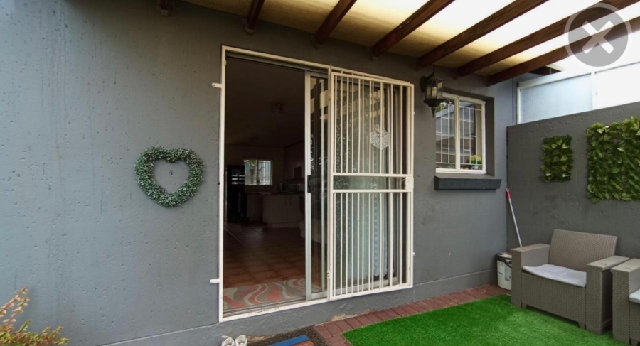To Let 2 Bedroom Property for Rent in Greenstone Hill Gauteng