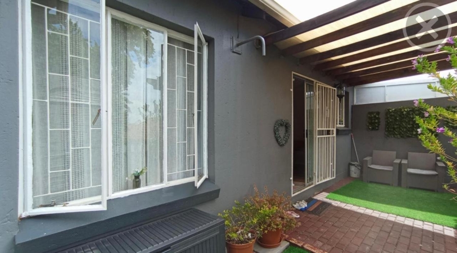To Let 2 Bedroom Property for Rent in Greenstone Hill Gauteng
