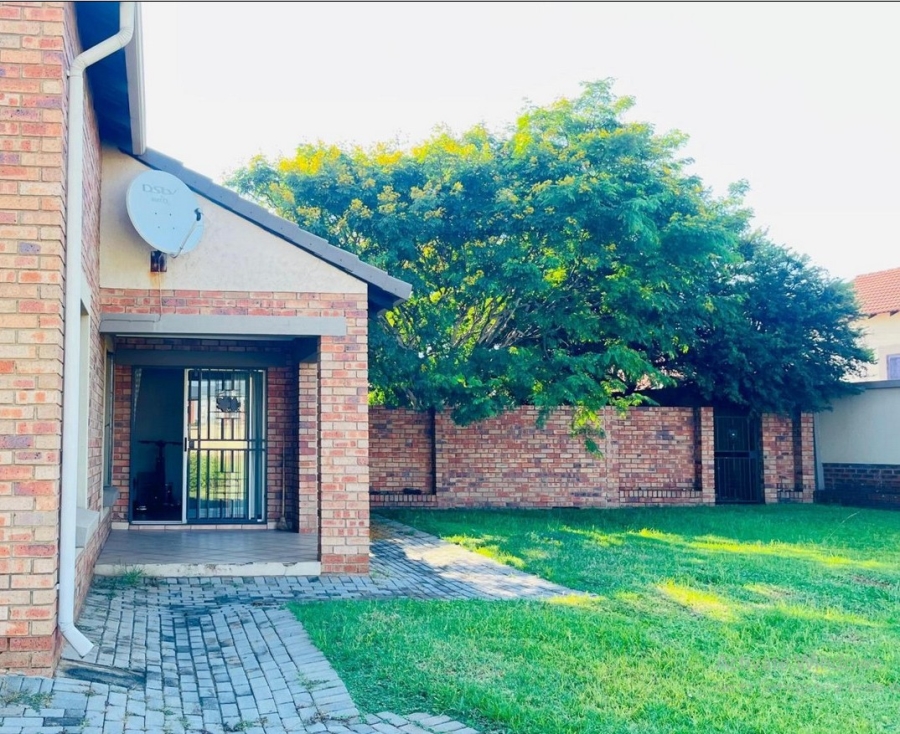  Bedroom Property for Sale in Eco Park Gauteng