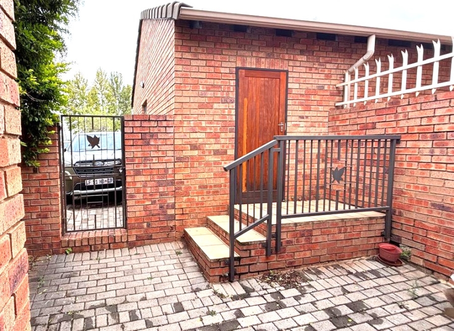  Bedroom Property for Sale in Eco Park Gauteng