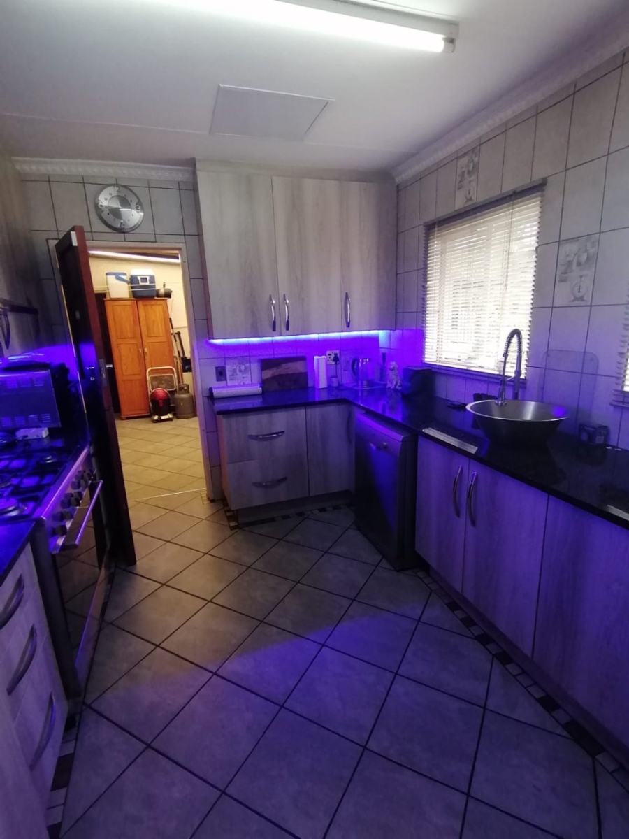 3 Bedroom Property for Sale in Farrarmere Gauteng