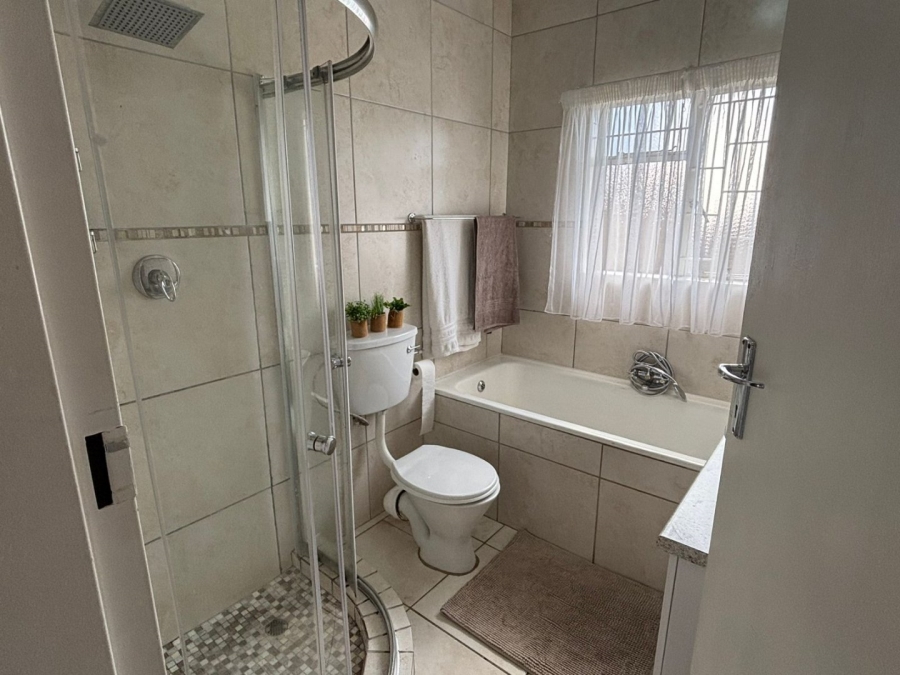 3 Bedroom Property for Sale in Mountain View Gauteng