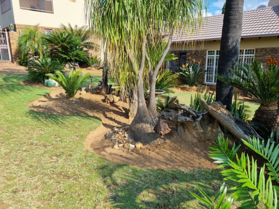 6 Bedroom Property for Sale in The Reeds Gauteng