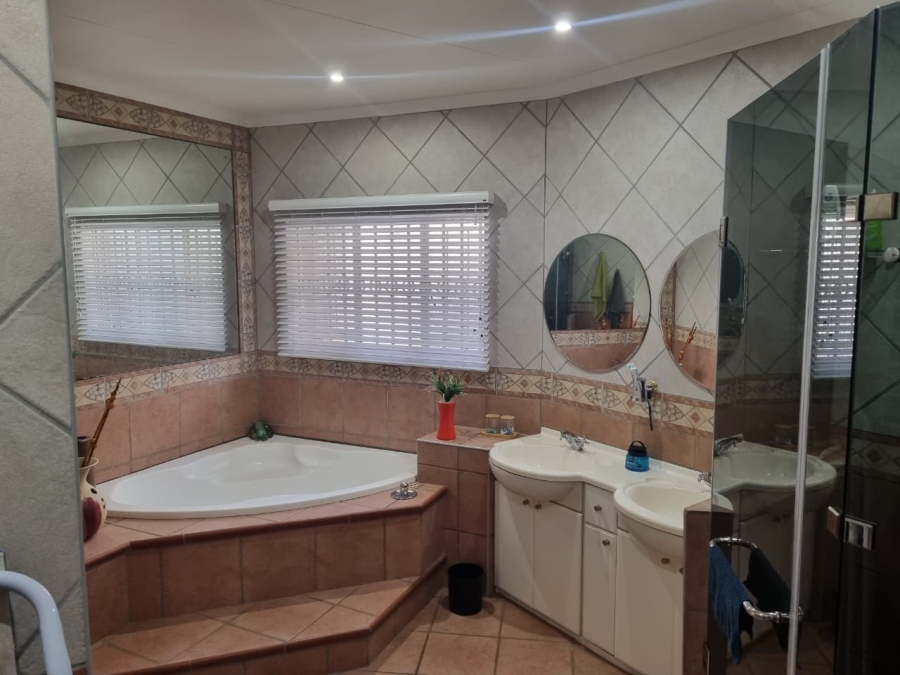 6 Bedroom Property for Sale in The Reeds Gauteng