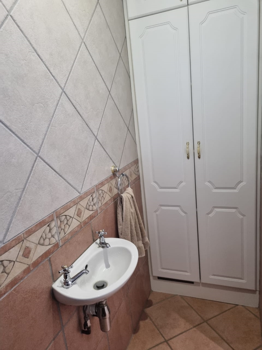 6 Bedroom Property for Sale in The Reeds Gauteng