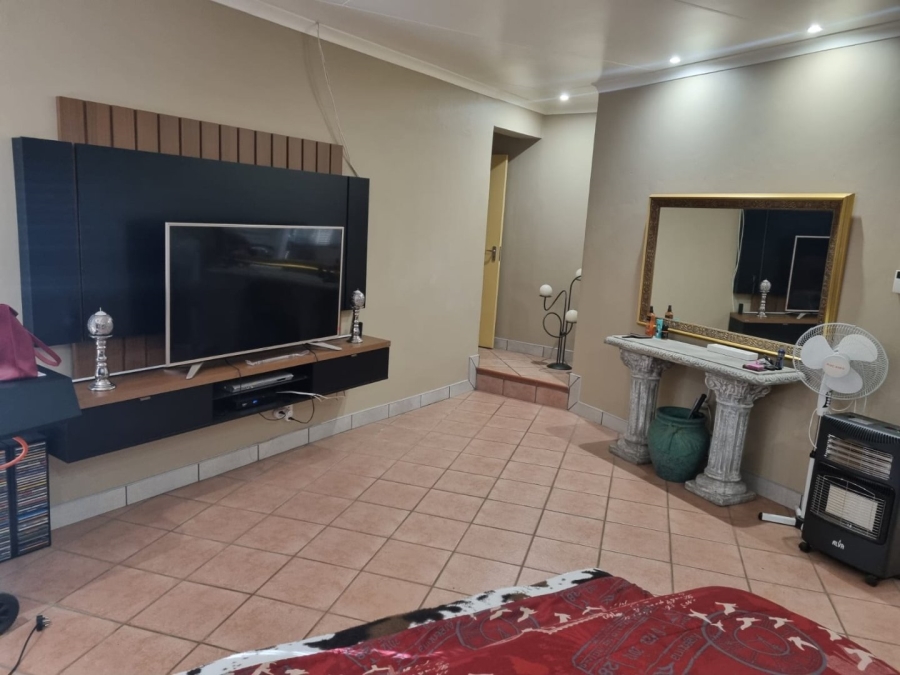 6 Bedroom Property for Sale in The Reeds Gauteng